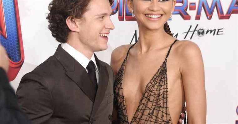 Zendaya sublime in low-cut and slit dress, on the arm of her darling Tom Holland