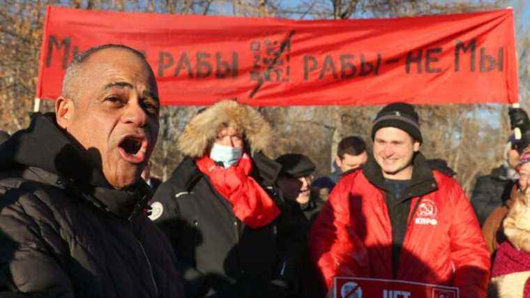 a growing number of Russians demonstrate against the health pass