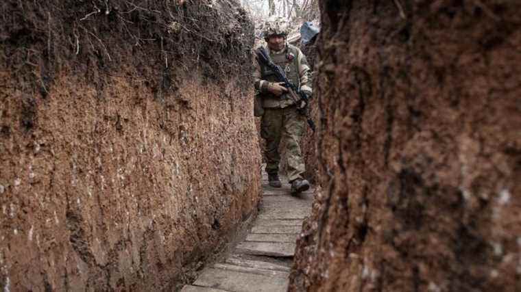 a soldier killed on the front line with pro-Russian separatists, in the midst of tensions with Moscow