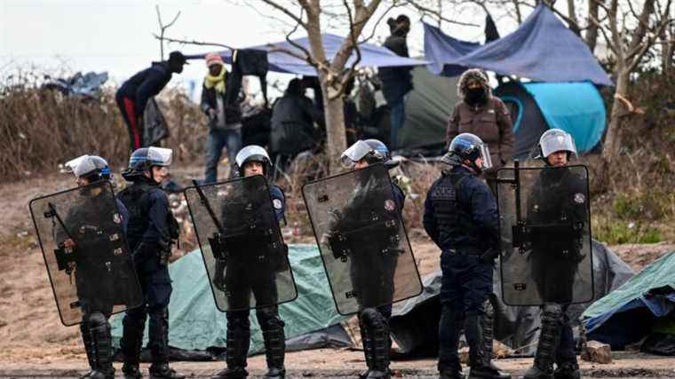 clashes between police and migrants during an evacuation in Calais