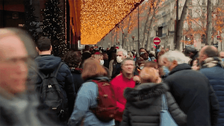 despite the pandemic, a compact crowd and not always masked in the center of Paris