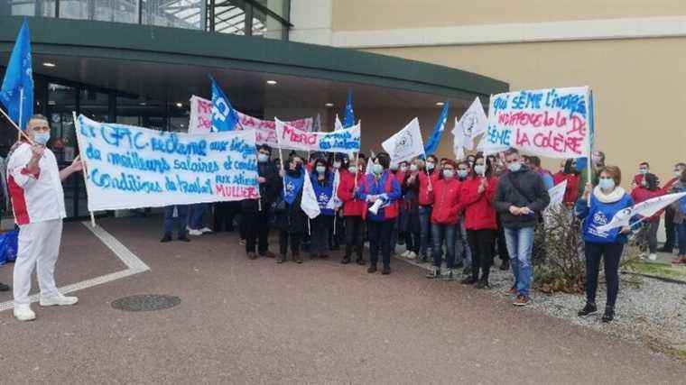 employees of several supermarkets are mobilizing to demand better wages