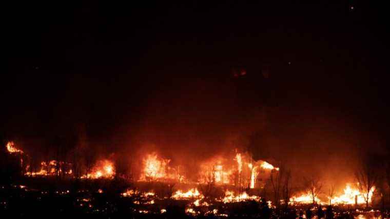 hundreds of homes destroyed by fires in Colorado, 33,000 evacuees