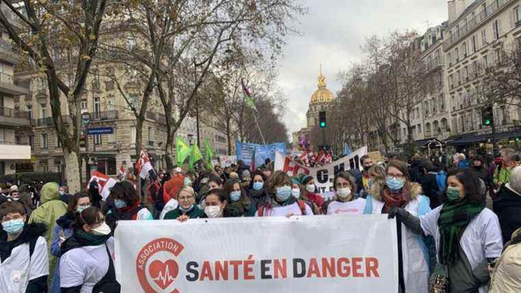 in the procession of demonstrators for the public hospital, the caregivers implicate the governors