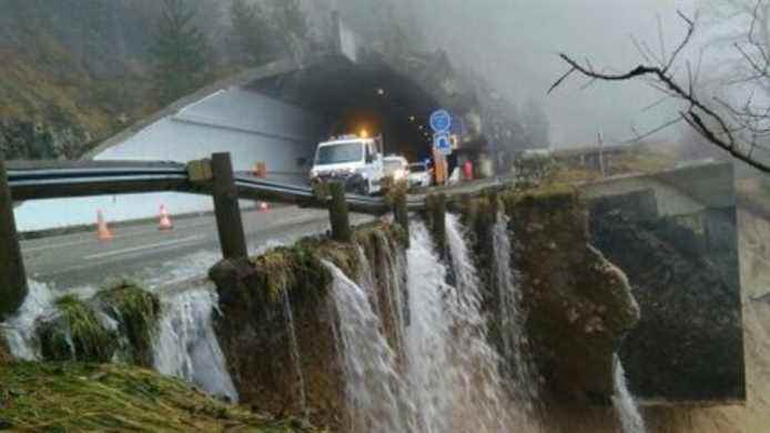 landslide at the entrance to the Grands Goulets tunnel