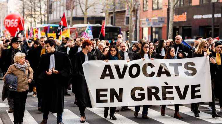 magistrates in the street to protest against their working conditions