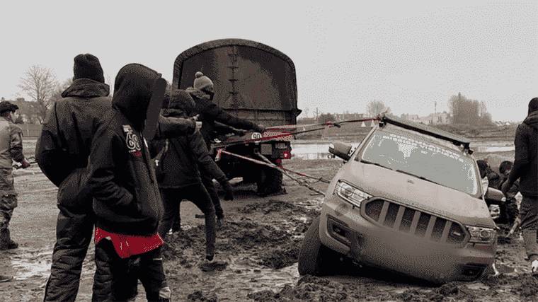 soldiers have fun with a 4×4, the army promises sanctions