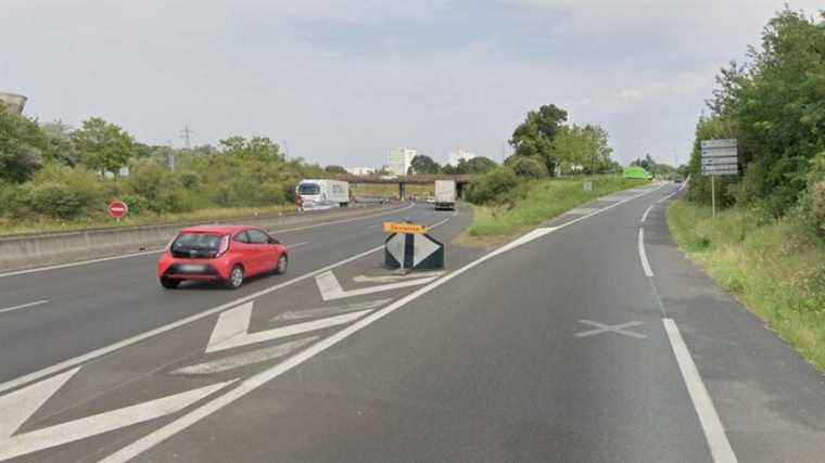 soon solar masts on the bypass, the Porte de Monts under construction as of Monday