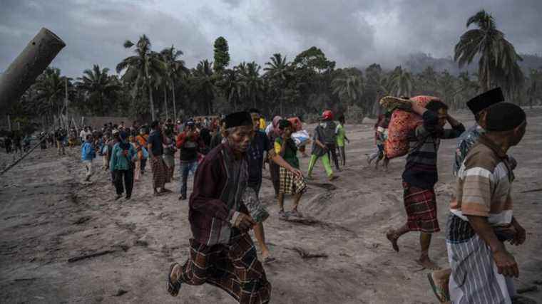 the eruption of the Semeru volcano kills at least 13, rescuers still at work