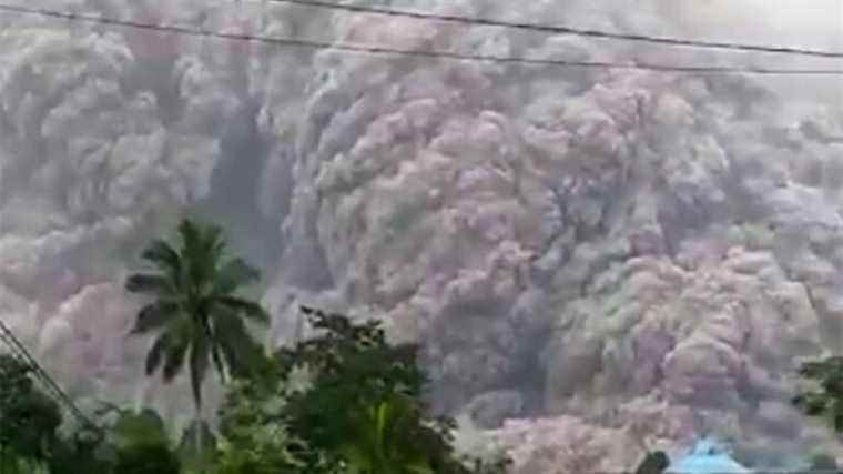 the eruption of the Semeru volcano plunges residents into darkness