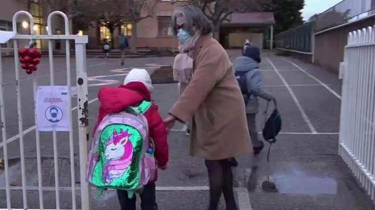 the mask becomes compulsory again in the playgrounds of the primary classes