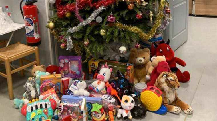 the pupils of the Corcelles-lès-Cîteaux school play Santa Claus