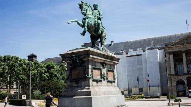 the statue of Napoleon will be back on the forecourt of the town hall