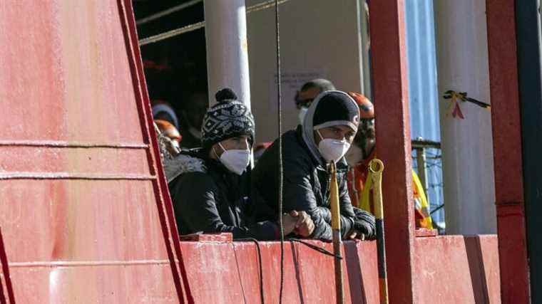 two ships that rescued nearly 330 migrants authorized to disembark in Sicily