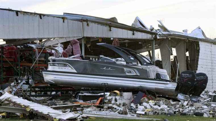 violent tornadoes hit the center of the country