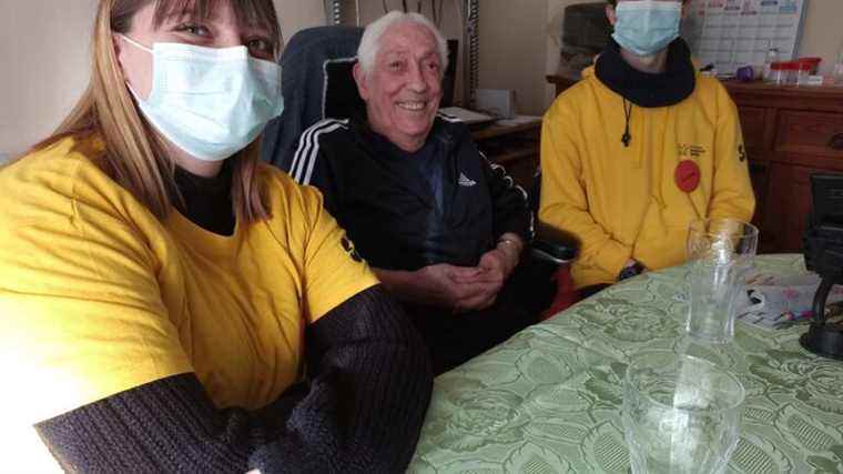 when young people visit elderly people in La Rochelle