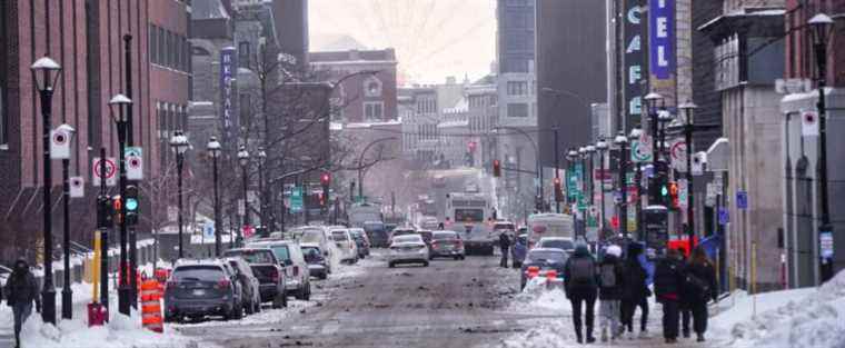 A 23-year-old woman distributes hundreds of winter coats thanks to a crowdfunding campaign.