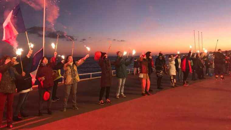 A human chain organized on the Promenade des Anglais in Nice by an anti-pass movement