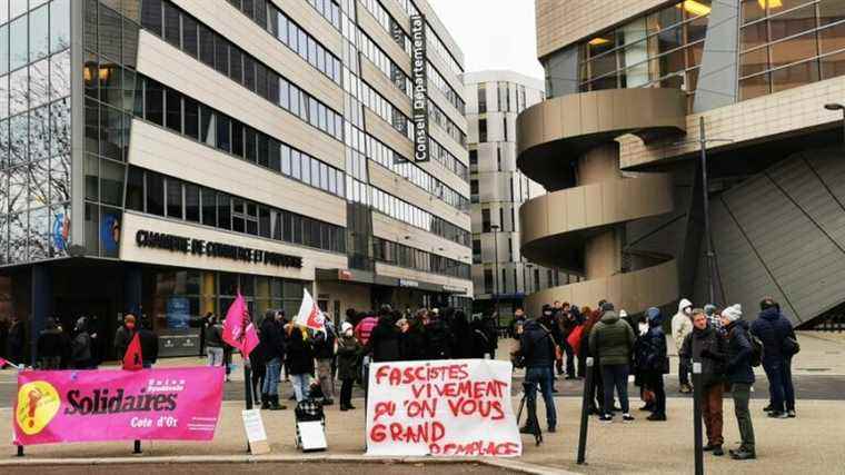 A hundred association activists demonstrate on the sidelines of a support meeting for Eric Zemmour