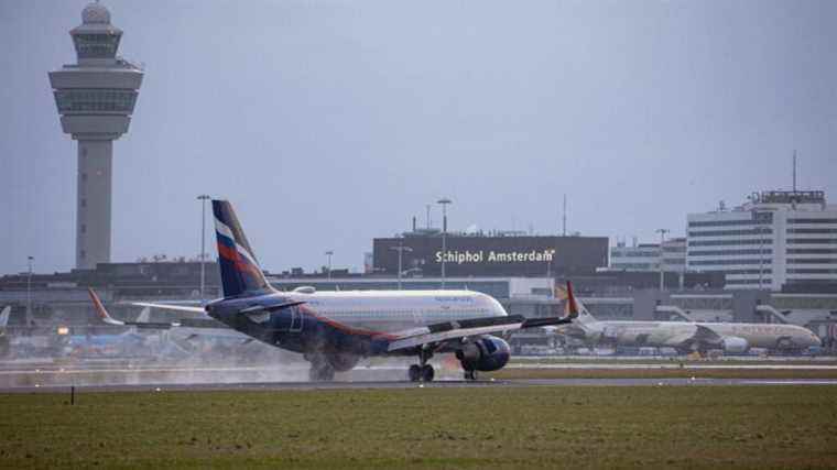 A man traveled 9,000 km in the landing gear of a plane, between Johannesburg and Amsterdam