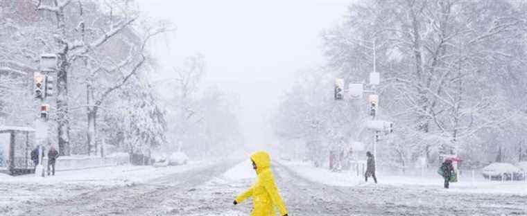 A snowstorm hits the US capital