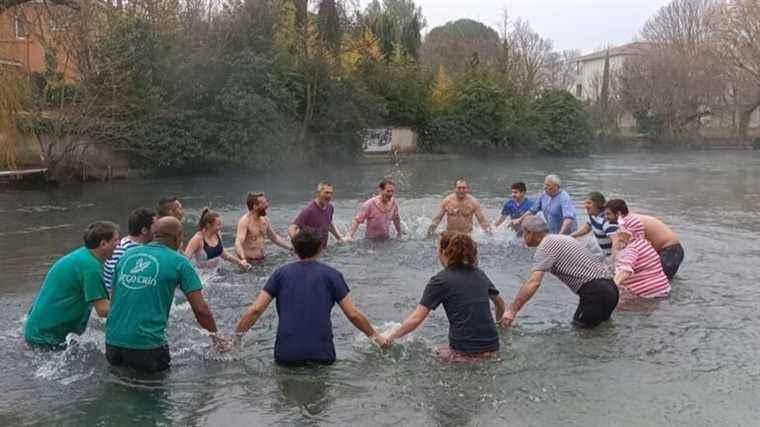 About fifteen courageous bathed in the Sorgue in Vaucluse to celebrate the New Year