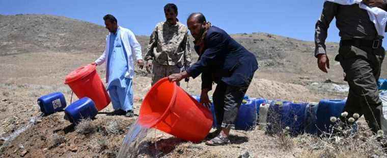 Afghanistan: 3000 liters of contraband alcohol dumped in a canal