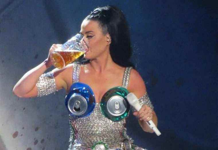 Alcohol, hallucinogenic mushrooms, toilets and giant excrements… Katy Perry’s shock and completely crazy concert!