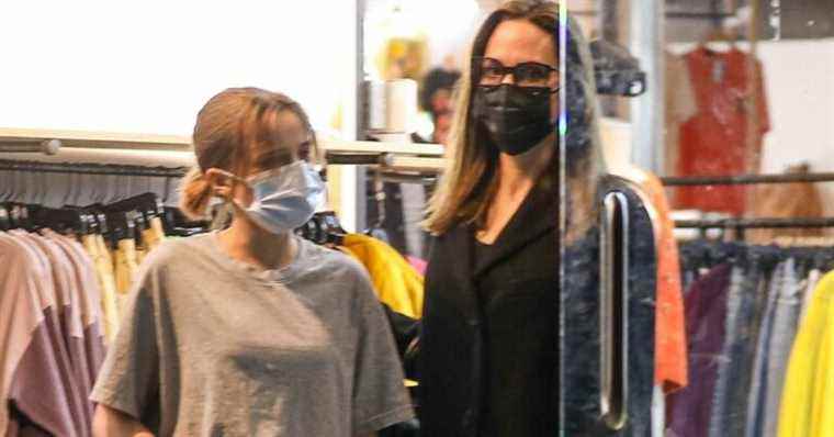 Angelina Jolie and her daughter Vivienne: they treat themselves to a little shopping spree!