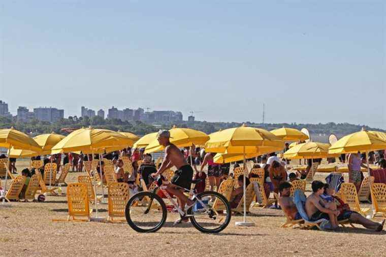 Argentina |  Vacationers enjoy the beach despite rising COVID-19 cases