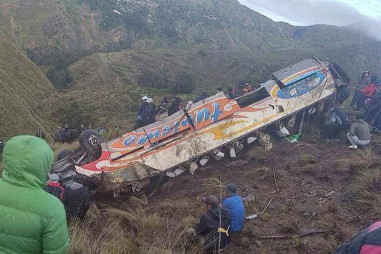 Bolivia |  At least 11 dead and 18 injured after the fall of a bus in the void