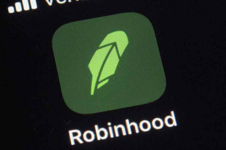 Brokerage |  Robinhood loses active users