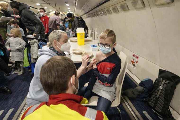 COVID-19 |  At Cologne airport, children get vaccinated on a plane