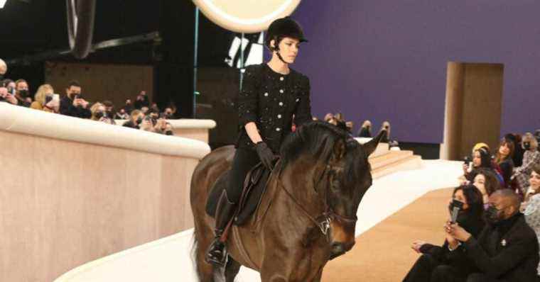 Charlotte Casiraghi: Stylish rider at the Chanel show in front of her mother-in-law Carole Bouquet