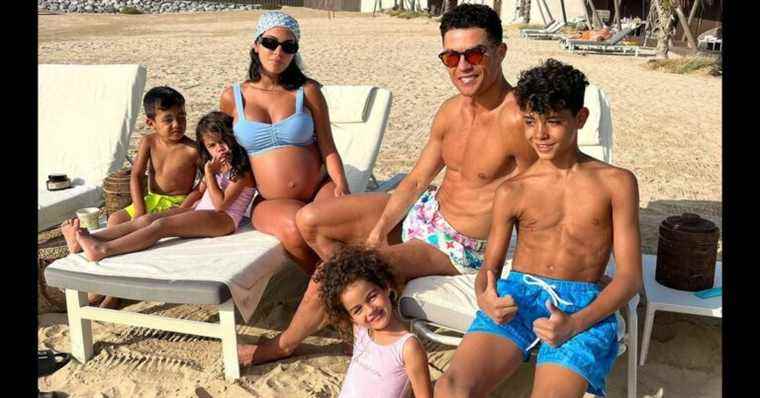 Cristiano Ronaldo: his wife Georgina, very pregnant, displays her baby bump at the beach with the family