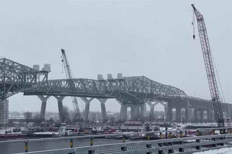 Deconstruction work |  The heart of the old Champlain Bridge withdrawn