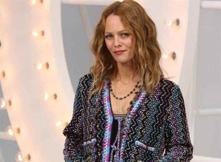 Entirely naked in front of the camera, Vanessa Paradis surprises, shocks and amazes internet users