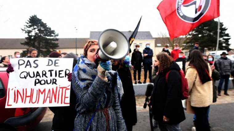 Eric Zemmour’s trip to Calais disrupted by anti-fascist activists