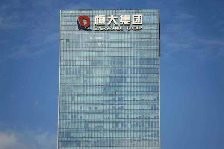 Evergrande again suspends its stock market listing