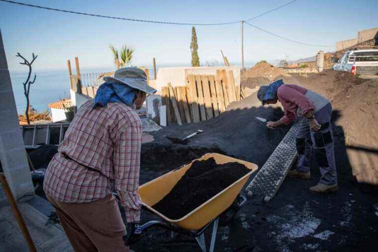 Extinct volcano in La Palma |  The inhabitants fight against the ashes