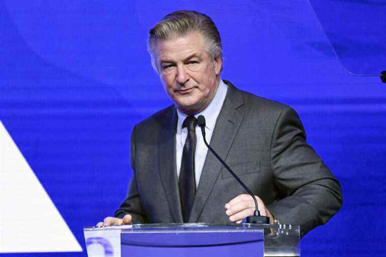 Fatal shot while filming Rust |  Alec Baldwin gives his cell phone to the police