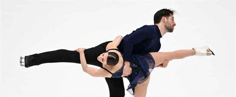 Figure skating: Maxime Deschamps and his partner at the foot of the podium