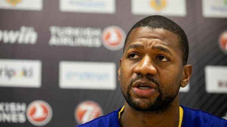 Former Orléans Loiret Basket player DJ Strawberry signs in an Egyptian club