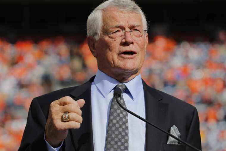 Former coach Dan Reeves dies at 77