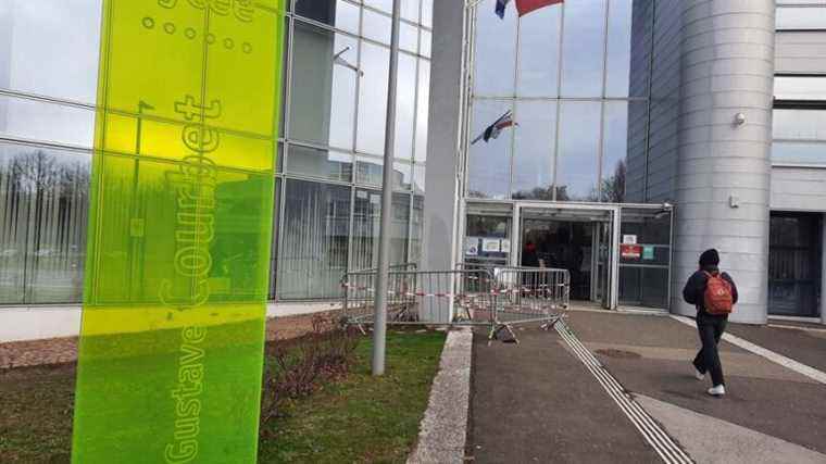 Four classes at the Courbet high school in Belfort without French teachers for several weeks