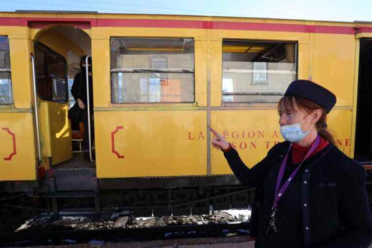 France |  The Yellow Train flirts with the peaks of the Pyrenees