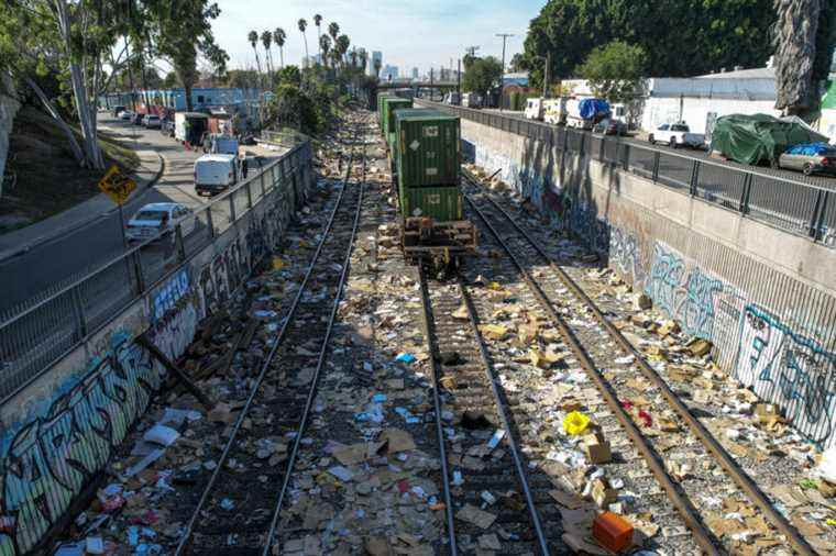 Freight car looting explodes in Los Angeles