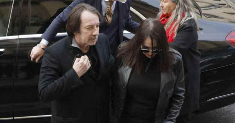 Funeral of Jean-Jacques Beineix: Béatrice Dalle supported by Jean-Hugues Anglade