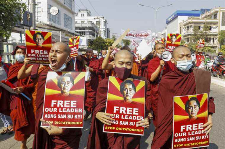 Hundreds of monks flee fighting in Burma