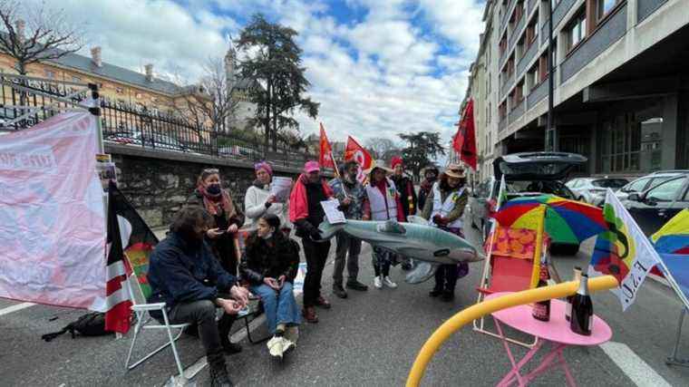 IN IMAGES – Between deckchair and parasol, the teachers’ unions ironically denounce their malaise